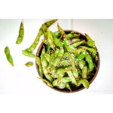 Prigrizek z sojinim fižolom edamame in sezamom Prigrizek z sojinim fižolom edamame in sezamom