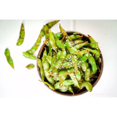 Prigrizek z sojinim fižolom edamame in sezamom Prigrizek z sojinim fižolom edamame in sezamom